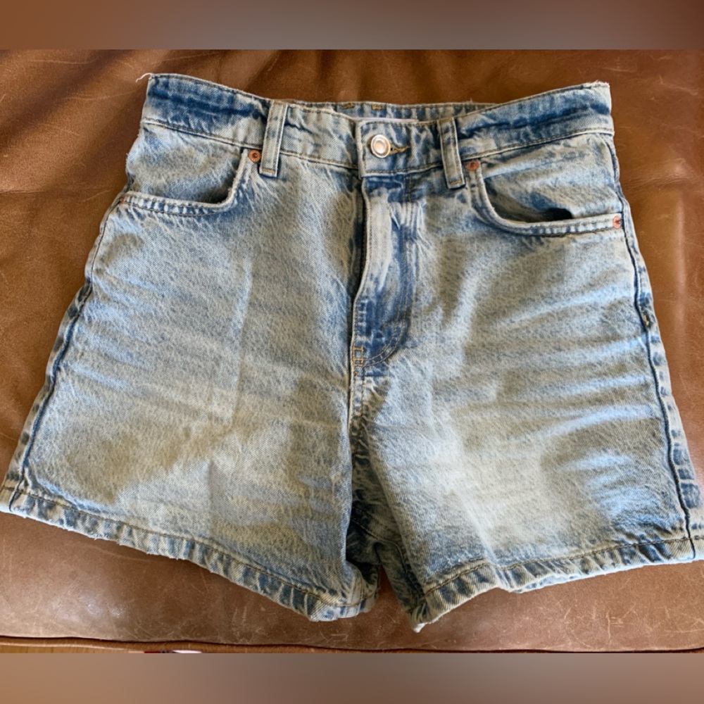 Zara Denim shorts, Mom- fit, high waist, mid-length, like new